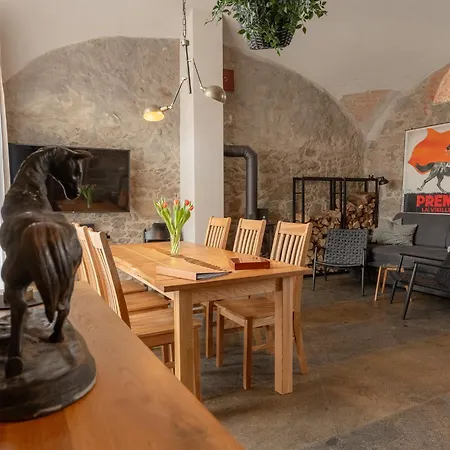 Maisonette-wohnung Mit Kamin Im Historischen Gewoelbe